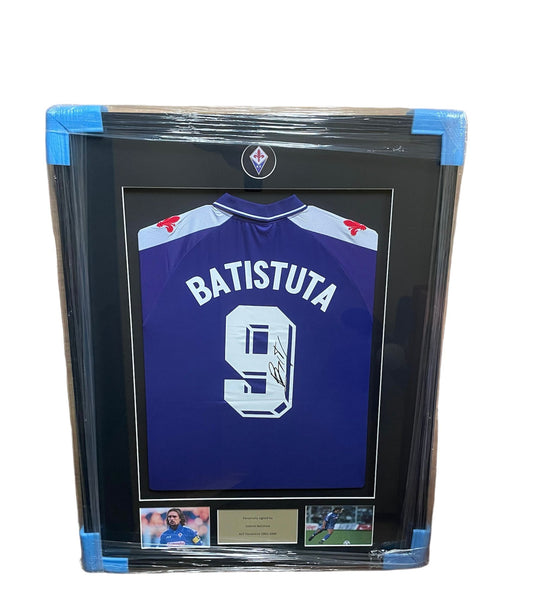 Gabriel Batistuta gesigneerd en ingelijst Fiorentina 1998-1999 shirt shirt met echtheidscertificaat