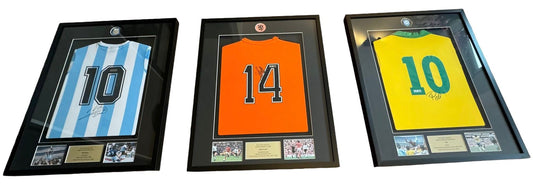 Gesigneerde en ingelijste shirts van Johan Cruijff, Pelé en Diego Maradona met certificaten